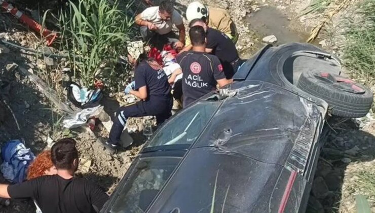 Hatay’da otomobil kanala devrildi: Yaralılar var