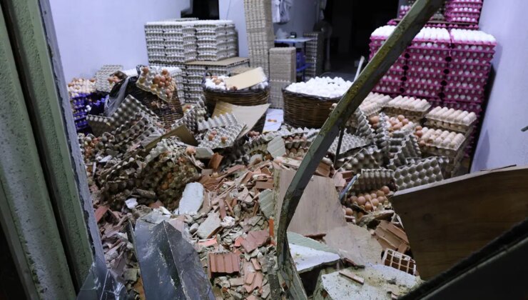 İzmir’de otomobil dönerciye daldı: Bitişikteki iş yerinde binlerce yumurta kırıldı