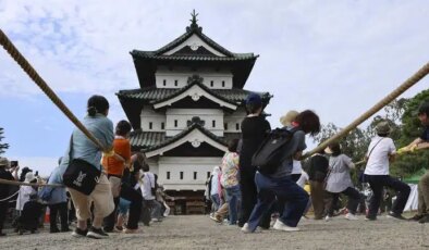 Japonya’da 360 tonluk tarihi kale insan gücüyle taşındı