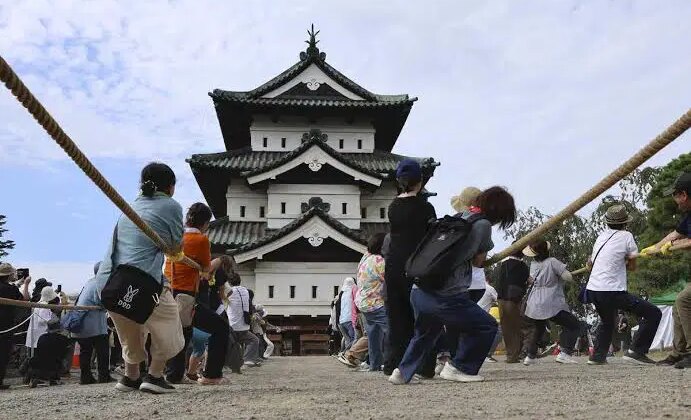 Japonya’da 360 tonluk tarihi kale insan gücüyle taşındı