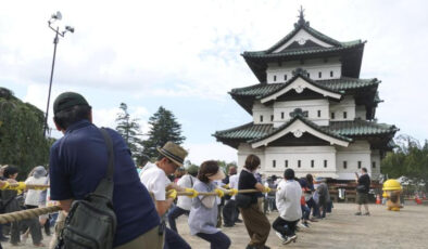 Japonya’da 400 tonluk tarihi kaleyi bin kişi halatlarla çekti