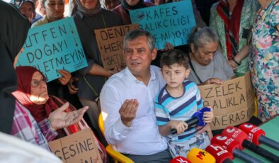 Kafes balıkçılığına karşı eylem yapan kadın balıkçılarla bir araya geldi… Özel’den Erdoğan’a gönderme: ‘Sizin oğlan bu işlerin içindeymiş’