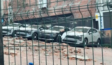 Kağıthane’de duvar çöktü: 12 sıfır araçta 30 milyon liralık hasar