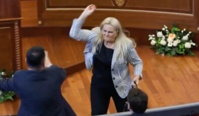 Kosova meclisinde protesto: Başbakan’a yumurta fırlattı