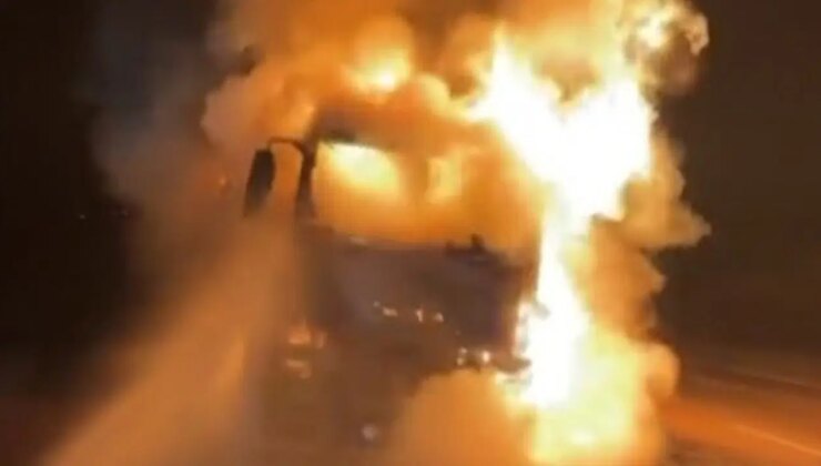 Nargile kömürü yüklü tır alevlere teslim oldu