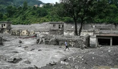 Nepal’de okul müdürünün kararı 900 öğrenciyi selden kurtardı