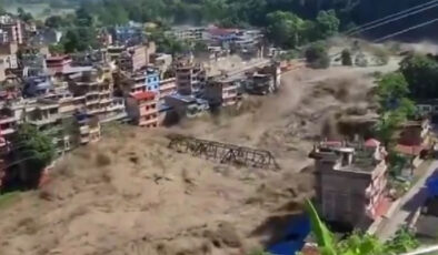 Nepal’deki sel felaketinde azgın sular önüne kattığı köprü ve evleri sürükledi