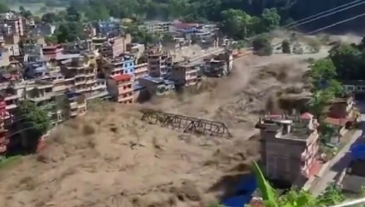 Nepal’deki sel felaketinde azgın sular önüne kattığı köprü ve evleri sürükledi