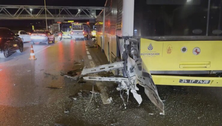 Otomobil İETT otobüsüne çarptı: 1’i ağır 3 yaralı