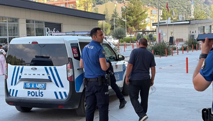 Park yeri kavgası kanlı bitti: Baba ve oğlu bıçaklandı