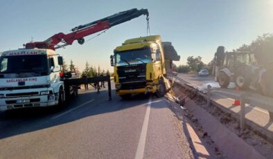 Patates yüklü TIR devrildi: Tonlarca patates yola döküldü!