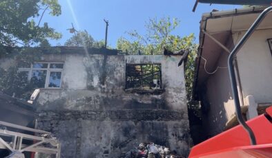 Pendik’te Metruk Evde Yangın: Bitişik Bina Hasar Gördü