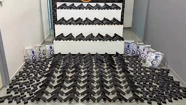 Resmen cephanelik çıktı: Isparta’da bir araçta yapılan aramada 165 tabanca ele geçirildi!