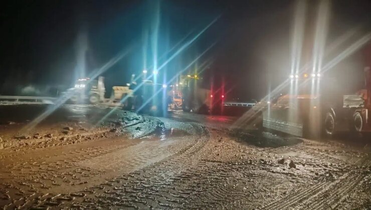 Sivas’ta sel sularıyla karayolu ulaşıma kapandı: Araç kuyrukları oluştu