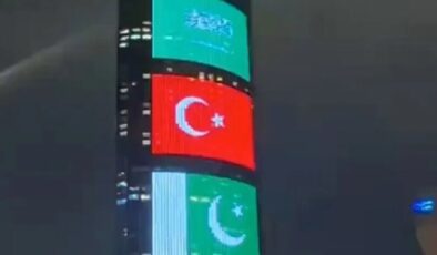 Suudi Arabistan’ın simge yapıları, Türkiye ve Pakistan bayraklarıyla donandı
