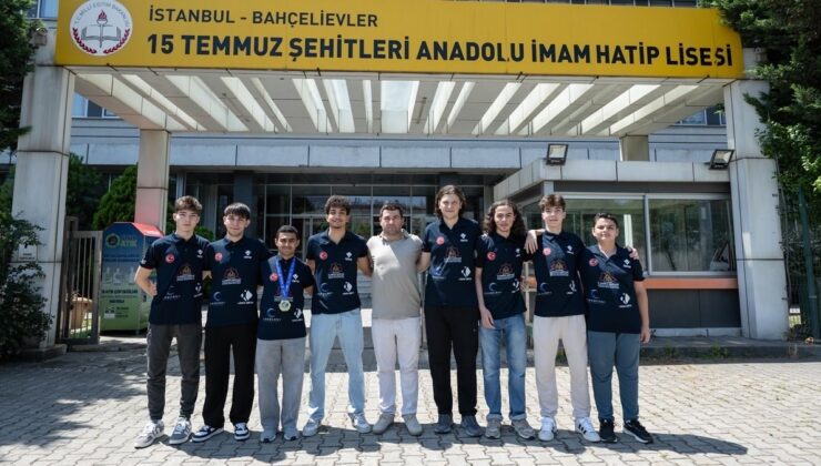 Türk öğrencilerden Kanada’da büyük başarı: Robotik takımı 4 dünya derecesiyle döndü