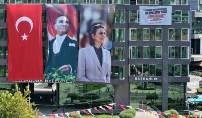 Üsküdar Belediyesi binasına Sinem Dedetaş’ın o sözleri asıldı: ‘Hepimizi de içeri atsanız bu milletin yüzü gülmeyecek’