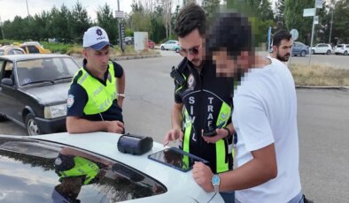 Uygulamadan çağırdığı korsan taksiciyi yakalattı, kendisine de ceza yazıldı