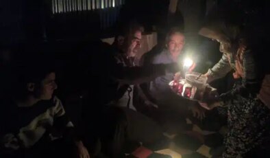 21. yüzyılda elektriksiz yaşam: Yurttaşlar hayvanlarına mum ışığında bakıyor