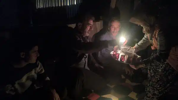 21. yüzyılda elektriksiz yaşam: Yurttaşlar hayvanlarına mum ışığında bakıyor