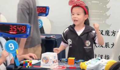 6 yaşındaki çocuk Rubik Küpü’nde kadınlar dünya rekorunu kırdı