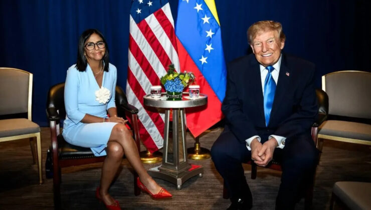 ABD Başkanı Trump ile Venezuela Geçici Devlet Başkanı Rodríguez yüz yüze görüştü: Zafer işareti yaptı