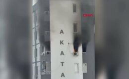 Adana’da 7 katlı apartmandaki yangın paniği kameraya yansıdı