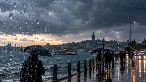 AKOM’dan İstanbul için ‘yağış’ uyarısı: Hafta sonu gök gürültülü sağanak geliyor!