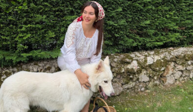 Almila Ada’dan karnı burnunda pozlar
