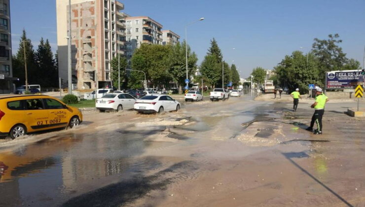Ana su hattı patladı: Yolu kullanılamaz hale getirdi