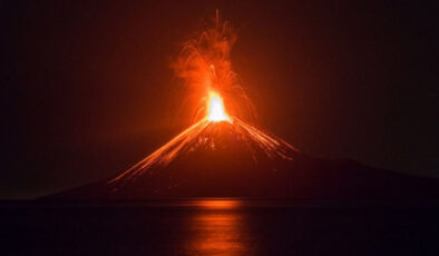 Anak Krakatau Yanardağı’nda patlama