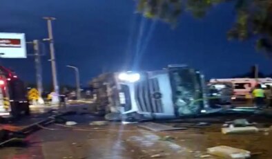 Antalya’da facia: Durağa devrilen TIR’ın altında kalarak can verdiler