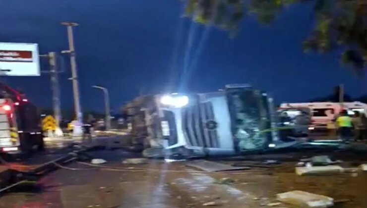Antalya’da facia: Durağa devrilen TIR’ın altında kalarak can verdiler