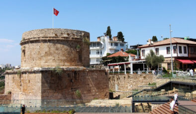 Antalya’nın kalbinde 2 bin yıllık tarih: Kaleiçi ziyaretçilerini geçmişe götürüyor