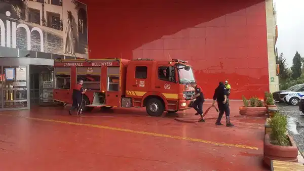 AVM’deki teknoloji mağazasında yangın: Girişler kapatıldı