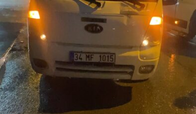 Başakşehir’de kamyonet sürücüsü İETT otobüsünün önünü dakikalarca kapattı