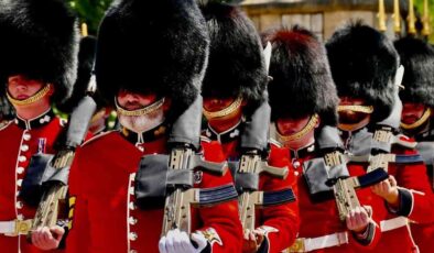 Buckingham Sarayı’nın simgesi değişebilir: Ayı kürkü şapkalara yasak gündemde