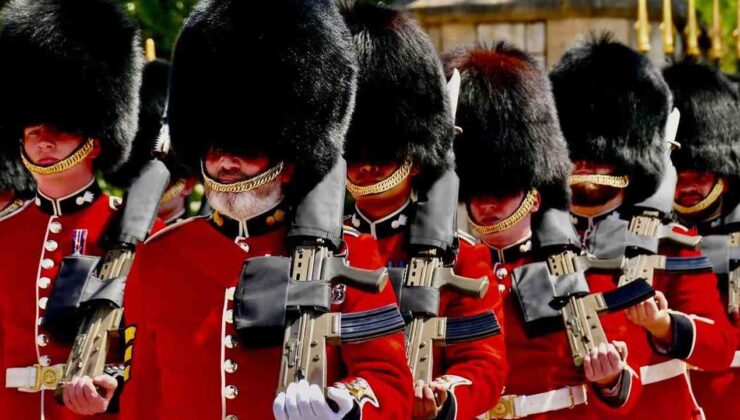 Buckingham Sarayı’nın simgesi değişebilir: Ayı kürkü şapkalara yasak gündemde