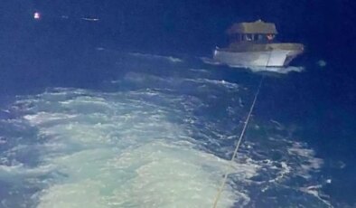 Çanakkale Boğazı’nda 3 kişinin bulunduğu sürüklenen tekne kurtarıldı
