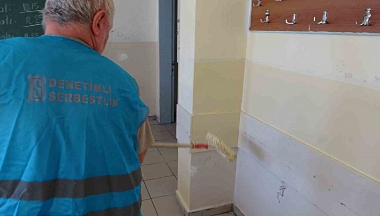 Cezalarını okullardaki sınıfları boyayarak çektiler