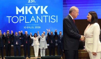 CHP’li Foça Belediye Başkanı Saniye Bora Fıçı AKP’ye geçti: Rozetini Erdoğan taktı
