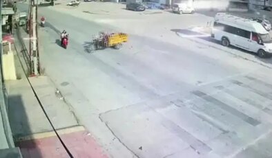 Çocuklarını okula götüren anneye ehliyetsiz sürücü çarptı: O anlar kamerada