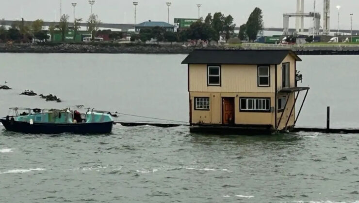 Denizde gören şoke oldu: İki katlı evi yüzdürerek taşıdılar