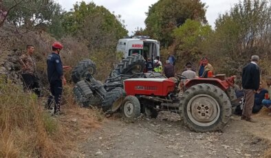 Devrilen traktörün altında kaldılar: 2 kişi öldü, 3 yaralı var