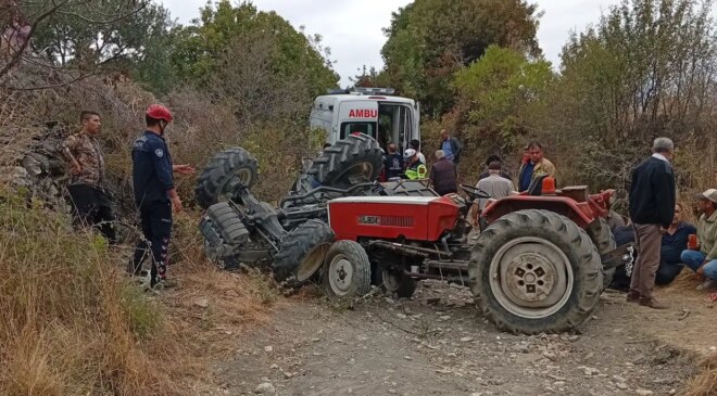 Devrilen traktörün altında kaldılar: 2 kişi öldü, 3 yaralı var