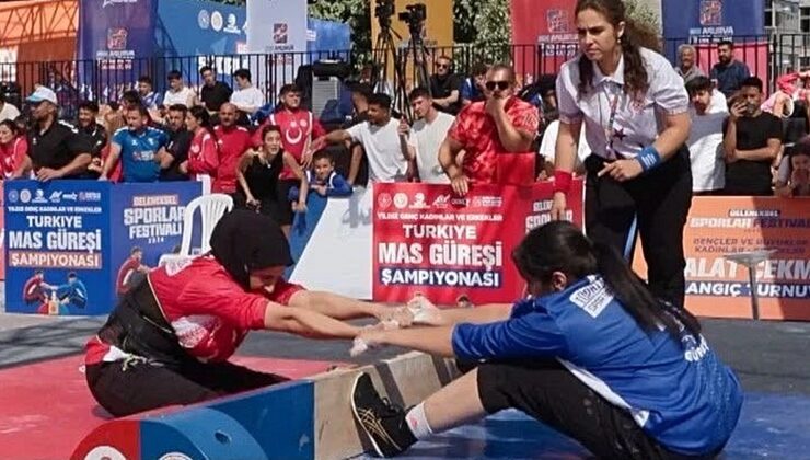 Elazığlı güreşçileri İstanbul’dan madalyalarla döndü