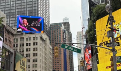 Erdoğan’a Zeki Müren’li karşılama: 19 Mart Platformu’ndan Times Square’de Lgbti+ mesajı