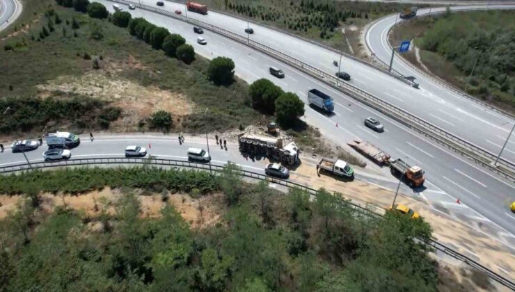 Eyüpsultan’da Hafriyat Kamyonu Devrildi: 1 Yaralı