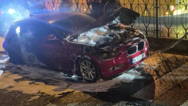 Fatih’te yanan otomobil hurdaya döndü