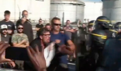 Fransa’da akaryakıt zammını protesto eden balıkçılara polisten biber gazlı müdahale